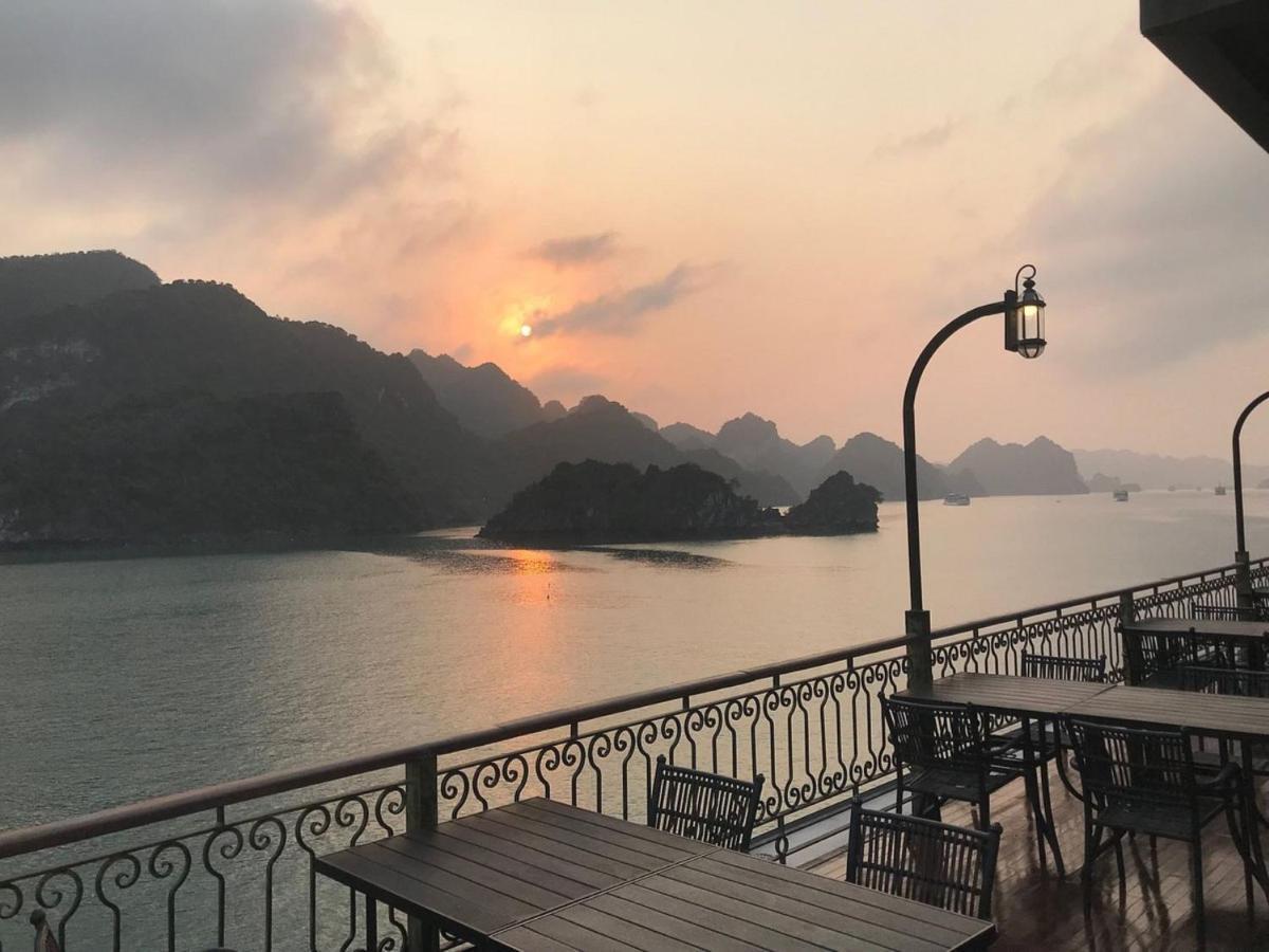 Hotel Indochine Cruise Hạ Long Exterior foto